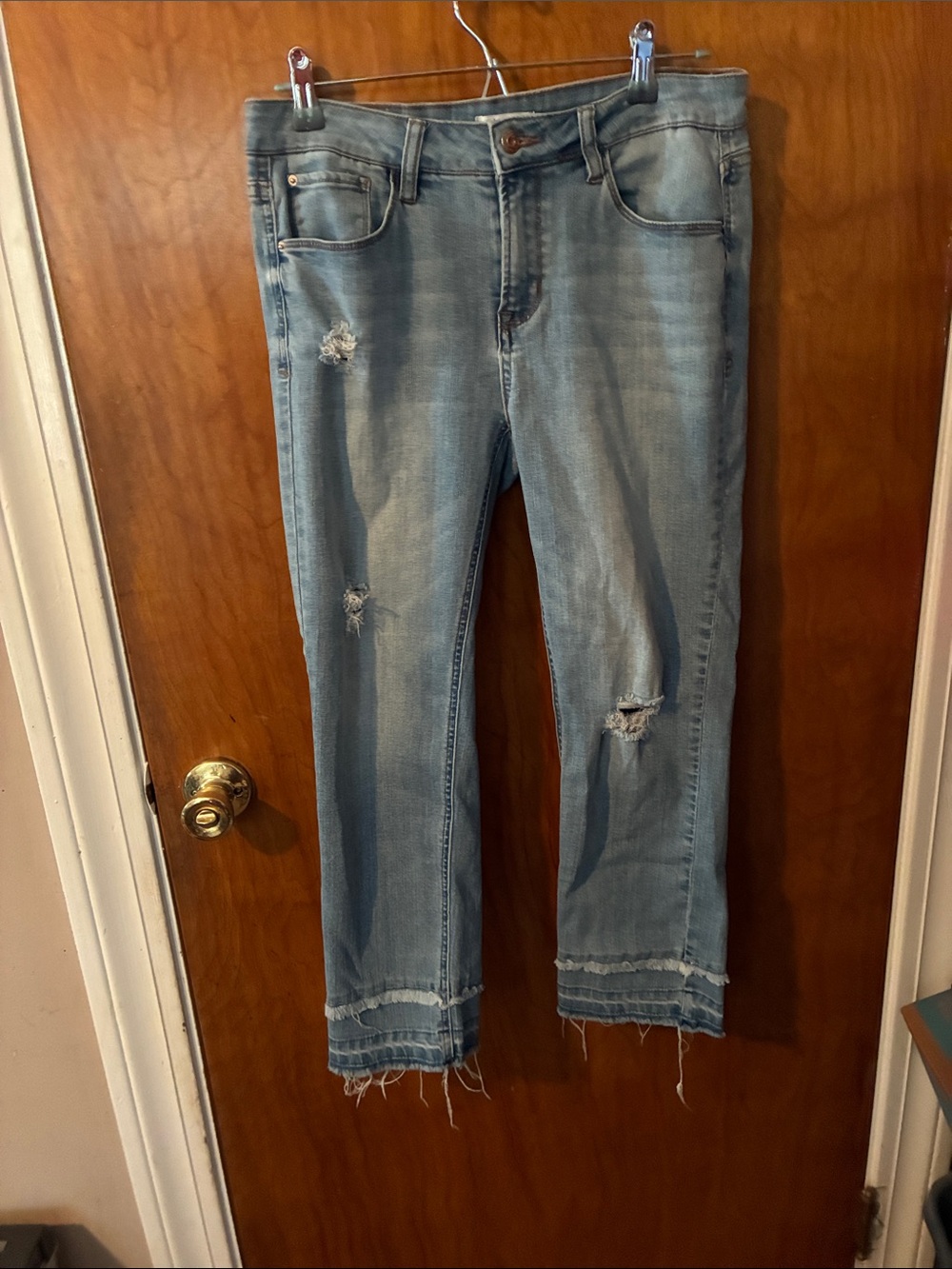 Kensie Light Blue Distressed Cropped Jeans